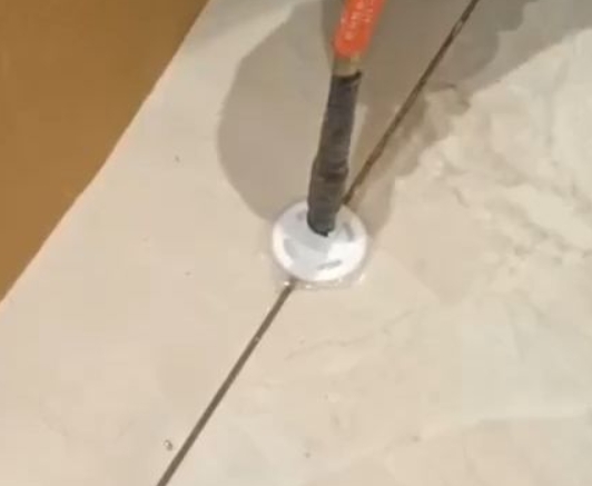 金平瓷砖空鼓维修公司专业解答瓷砖在铺贴过程中，如果没有涂抹均匀到位的粘结材料（如水泥砂浆或瓷砖胶），可能会导致以下问题