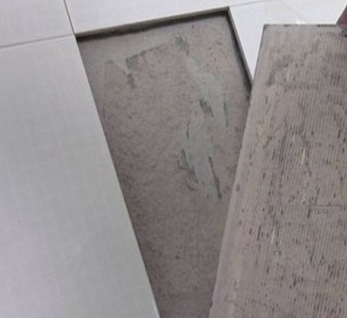 金平瓷砖空鼓维修公司分享瓷砖铺贴时如果打浆（即涂抹在瓷砖背面和基层上的砂浆或瓷砖胶）过少，会带来以下问题